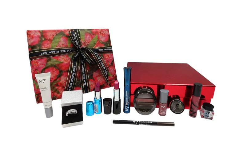 No7 & Seventeen 11 Piece Luxury Beauty Set With Crystal Ring