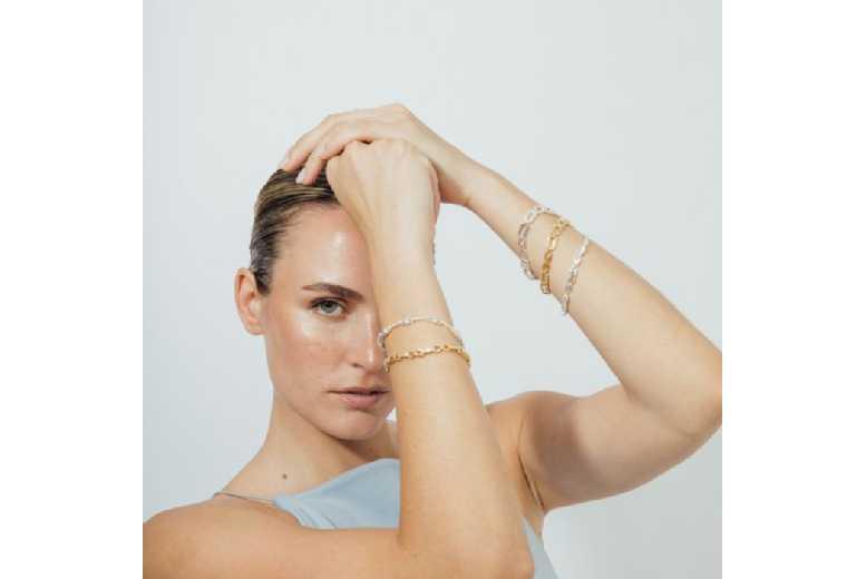 Luxenter Asgoth 18K Gold Cubic Zirconia Bracelet - Elegant Gold-Plated Bangle, 18Cm, Duckbill Clasp