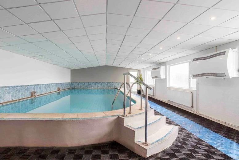Seaside Paignton Hotel Stay For 2 At The Queens Hotel - Up To 2 Nights With Breakfast, Glass Of Prosecco & Pool Access - Dinner Upgrade Available! | W