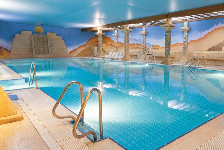 Torquay Leisure Resort: Family Of 4 Stay With Breakfast & Full Leisure Access Inc Bowling, Soft Play, Arcade & Swimming Pool