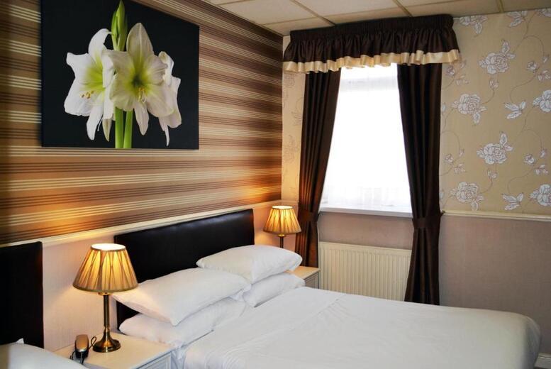 Christmas By The Sea Stay For 2 With Dining And Shows At Lyndene Hotel - Blackpool